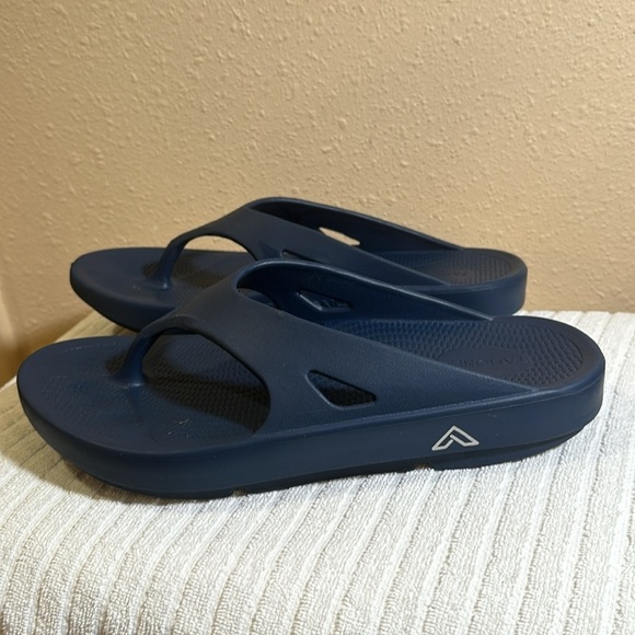 Famones Men’s flip flops size 11 - Picture 2 of 4